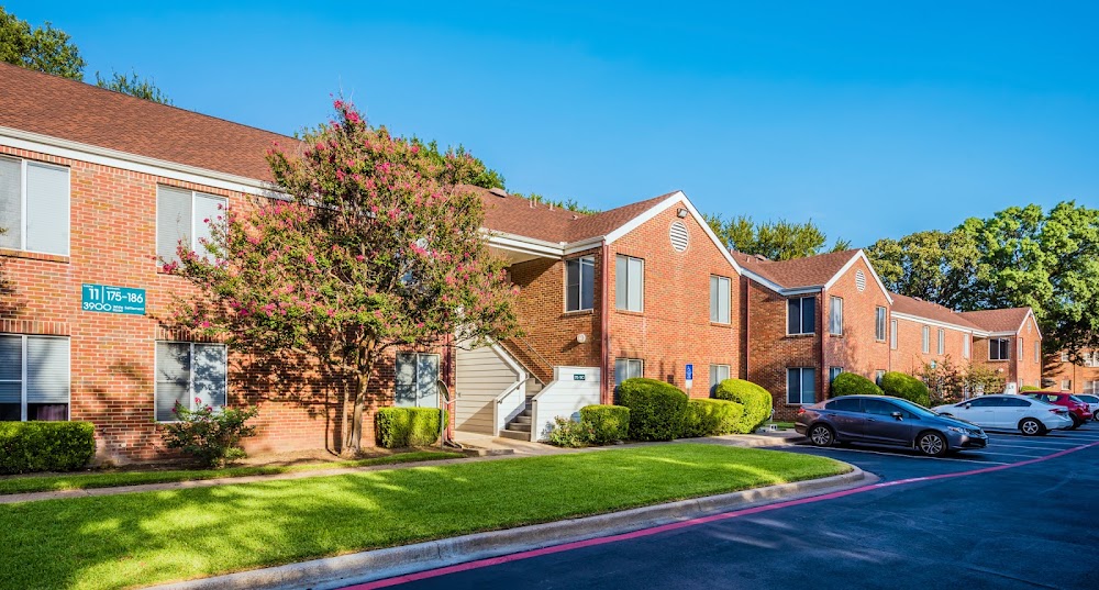 Crestwood Place Apartments