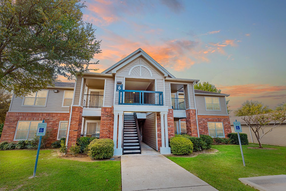 Residence at the Oaks Apartments