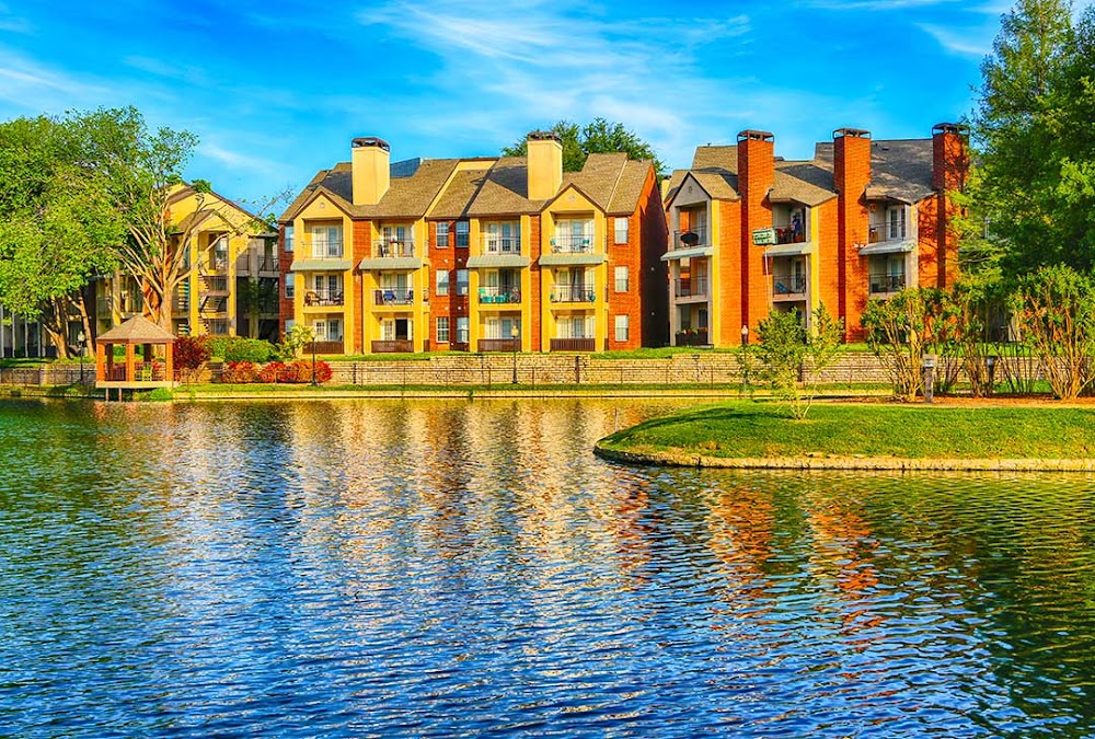 Tonti Lakeside Apartments