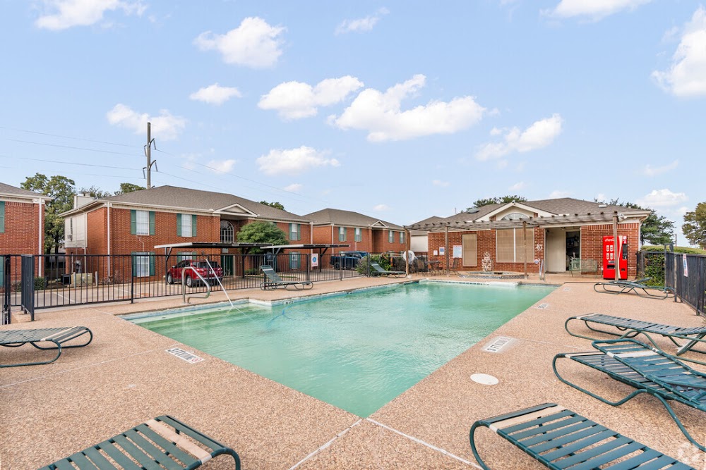 Valencia Plaza Apartments